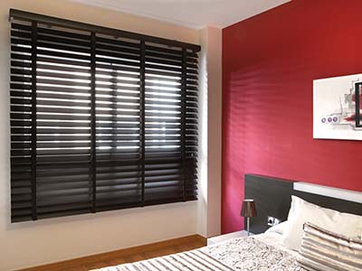 Cortinas Técnicas - La Rosa d'Alexandria Habitación con cama y ventana con cortina veneciana