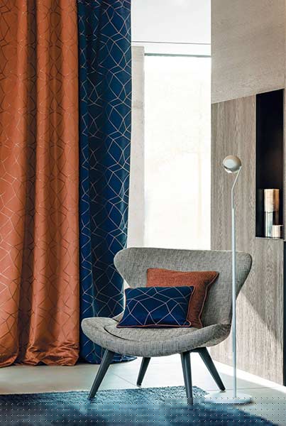 Compra tus Cortinas - La Rosa d'Alexandría Salón con sofá publicidad de compra tus cortinas en LA rosa d'Alexandría