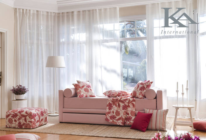 Cortinas Convencionales - La Rosa d'Alexandría Salón en tonos rojos y pastel con cortina convencionales sofá y cojines