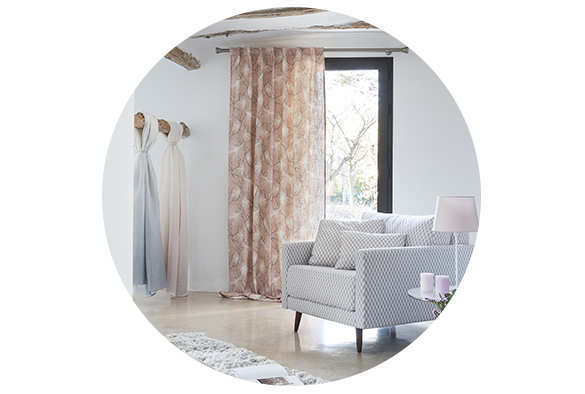 Habitació moderna amb sofà cortines i coixins de la nova col·lecció de teles
