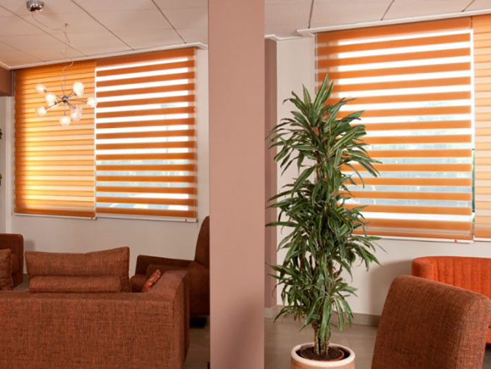 Cortinas plegables de color naranja dos ventanas