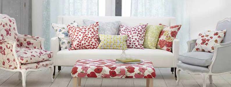 Cortines estampades sofà amb coixins estampats