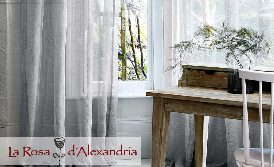 cortinas sencillas y elegantes translúcidas en ventanas parte de mesa rústica y silla