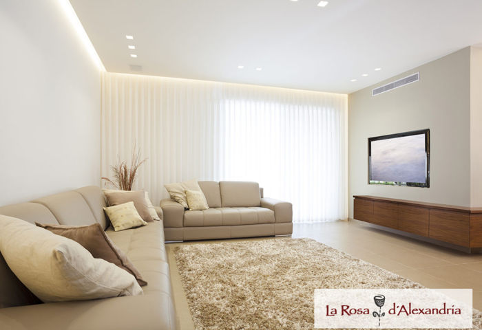 Salón con sofá moqueta y cortinas verticales a medida