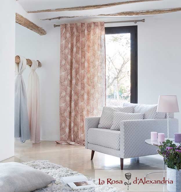 Salón cálido con cortinas clásicas, sofá y cojines