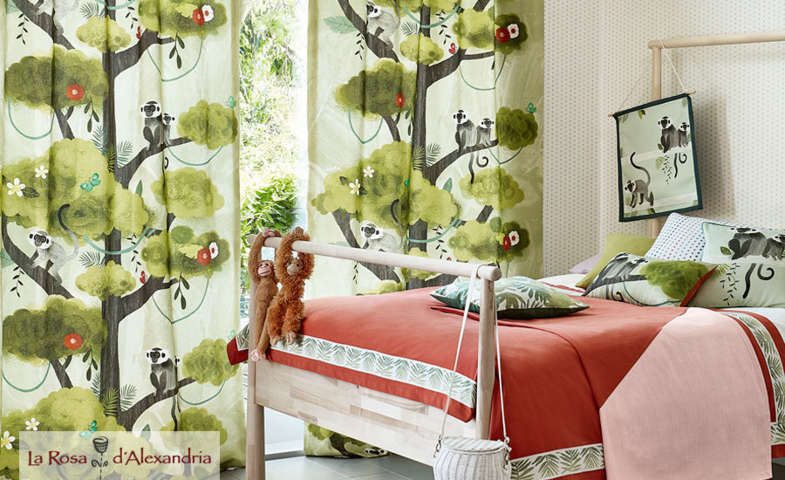 Habitación infantil con cama y cortina infantil con estampado de monos