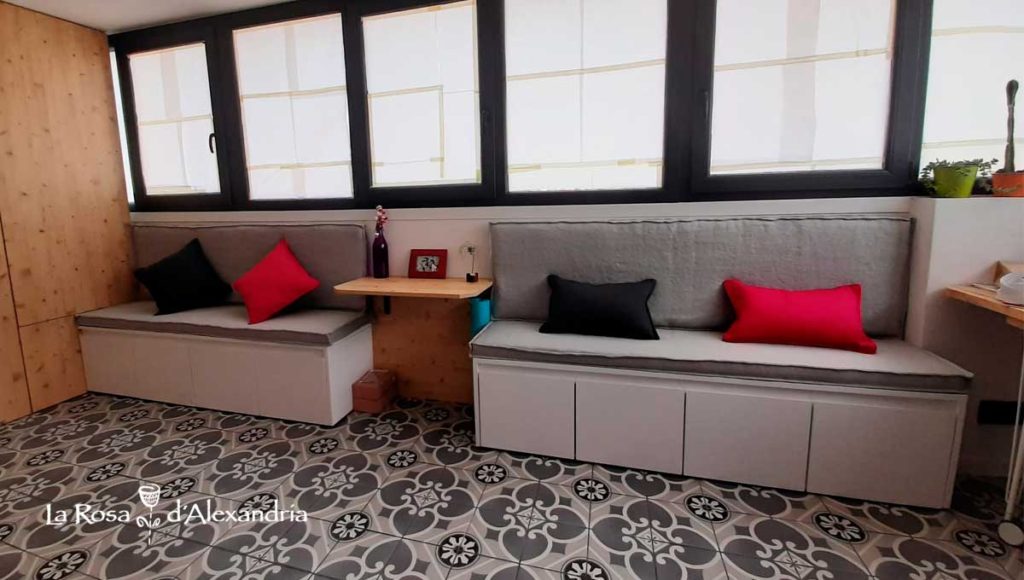 Sala d'estar amb cortines i coixins confeccionats per La Rosa d'Alexandria