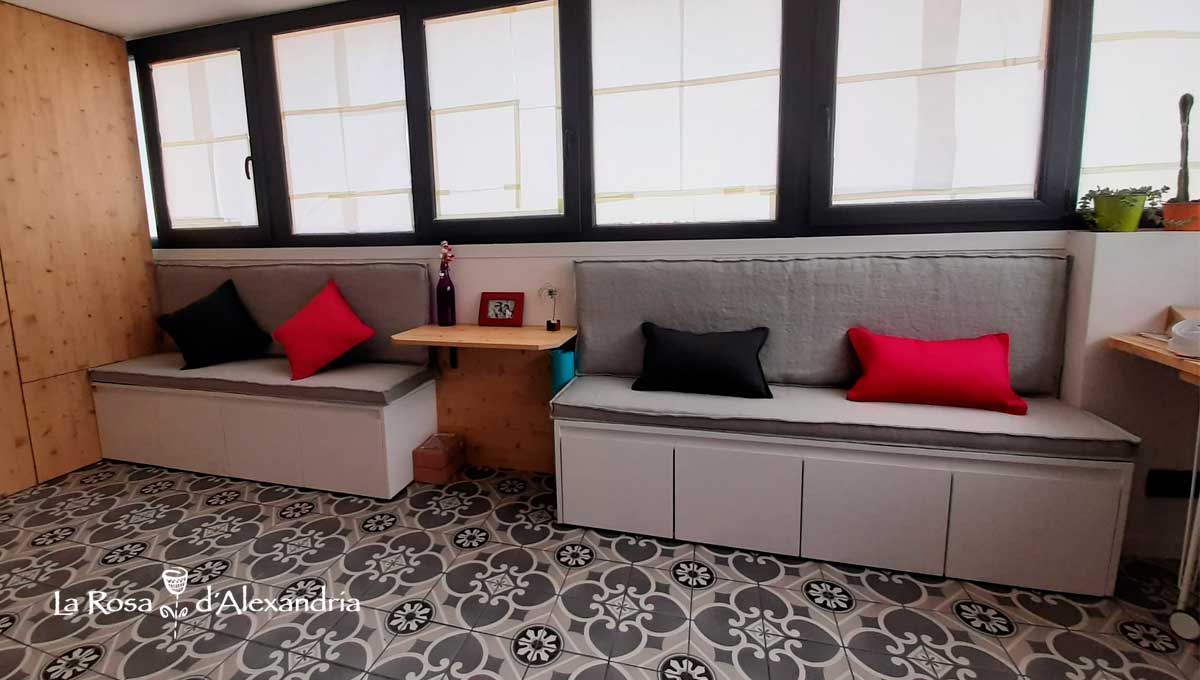 Sala d'estar amb cortines i coixins confeccionats per La Rosa d'Alexandria