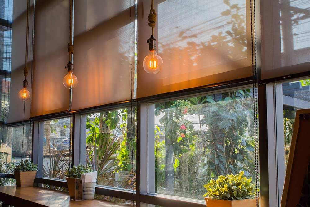 Ventanas con cortinas del estilo screen o plegables