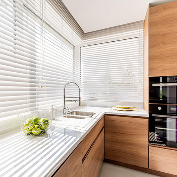 Cocina con gran ventana con cortinas del estilo veneciana